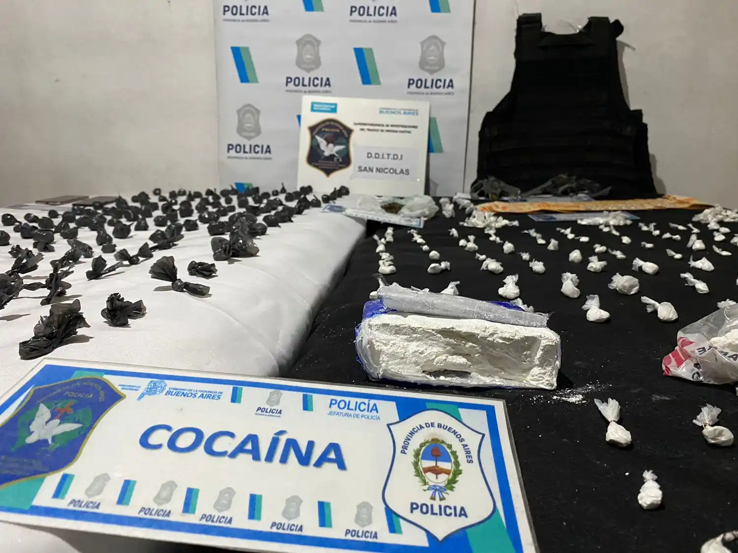 En total calculan en unos siete mil dólares la cantidad de droga secuestrada en el operativo encabezado por la Fiscal Verónica Marcantonio.