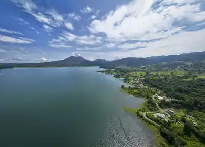 La Fortuna: Entre niebla, selva y un volcán dormido