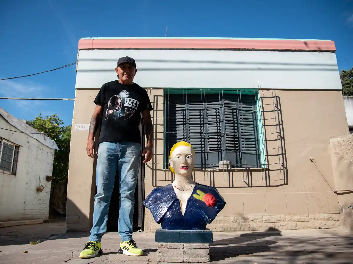 Una Evita espera nuevo dueño en la vereda 