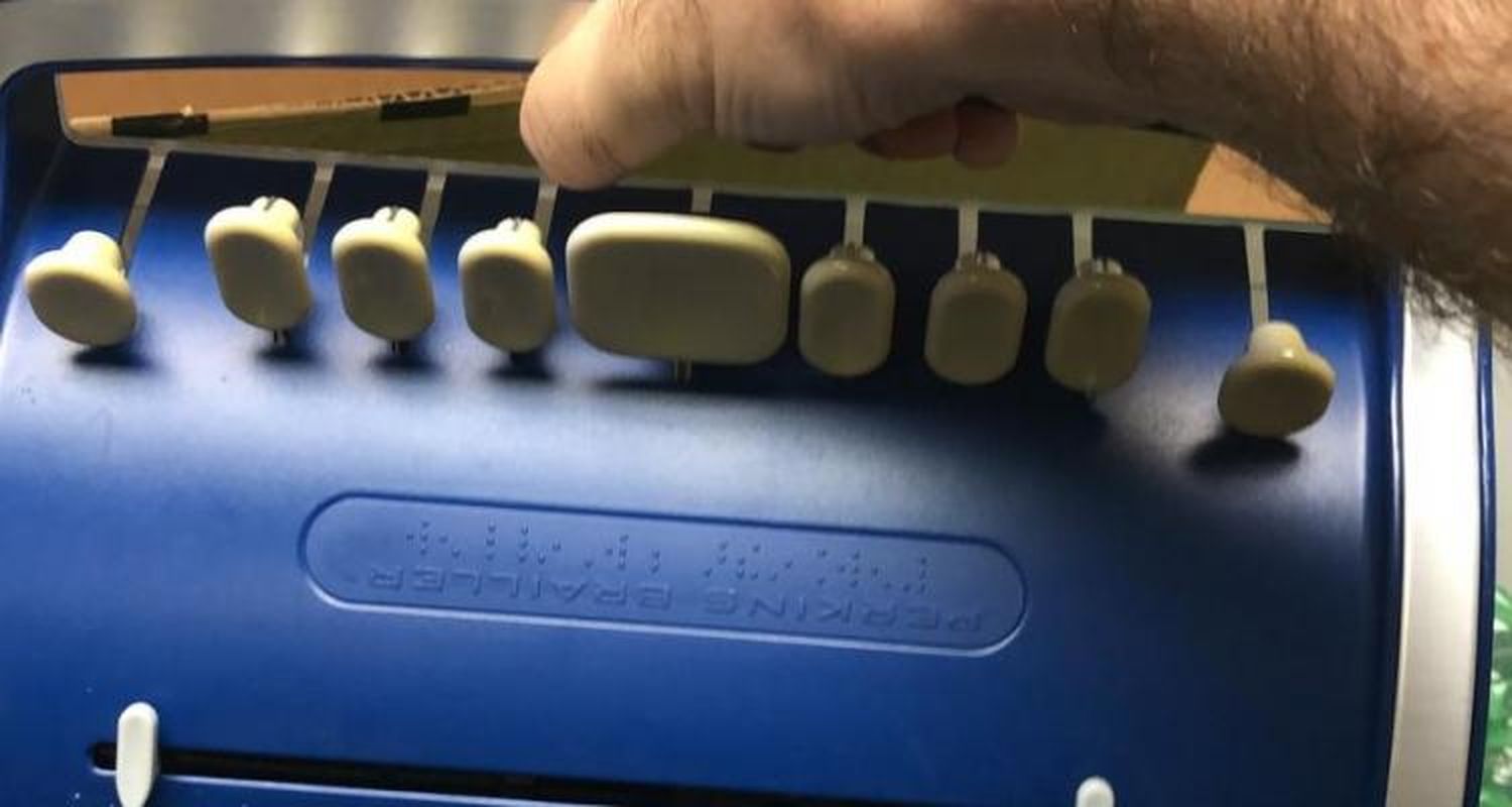Desde Miami, una máquina braille para que Zoe empiece las clases