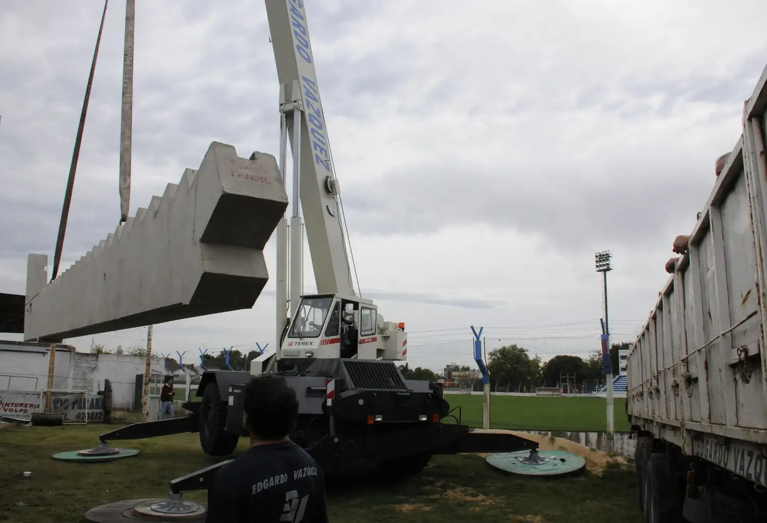 Llegaron las tribunas, esperan por las bases
