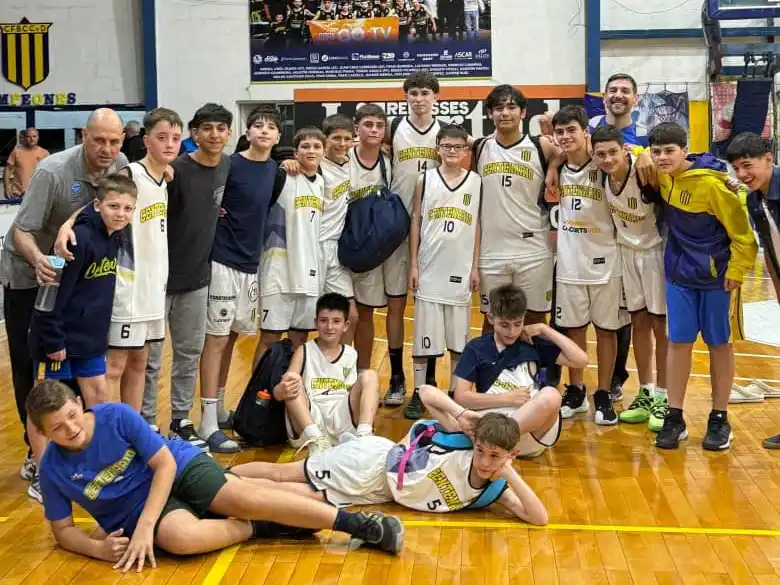 Festejo final de "La Fiebre" tras cerrar el cuadrangular con una victoria.