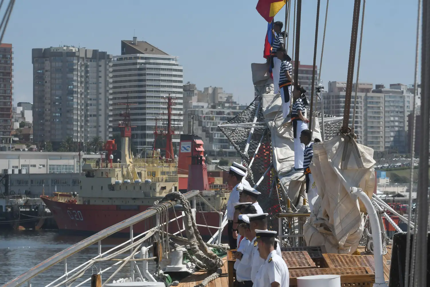 La Fragata Libertad, buque escuela de la Armada Argentina, arribó poco después de las 11 al puerto de la ciudad bonaerense de Mar del Plata