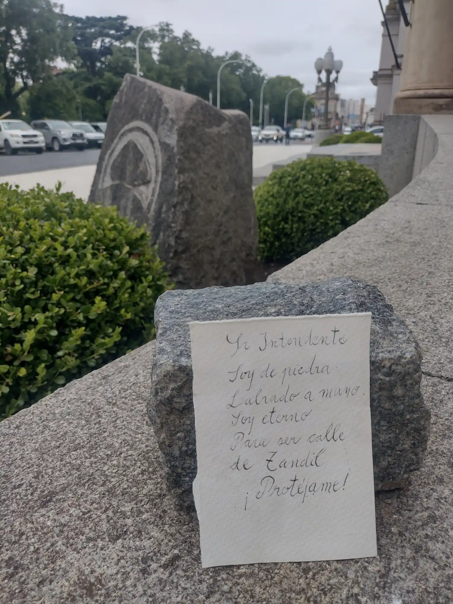 Vecinos redoblaron el reclamo para frenar la obra de calle Sarmiento y salvar el adoquinado tandilense