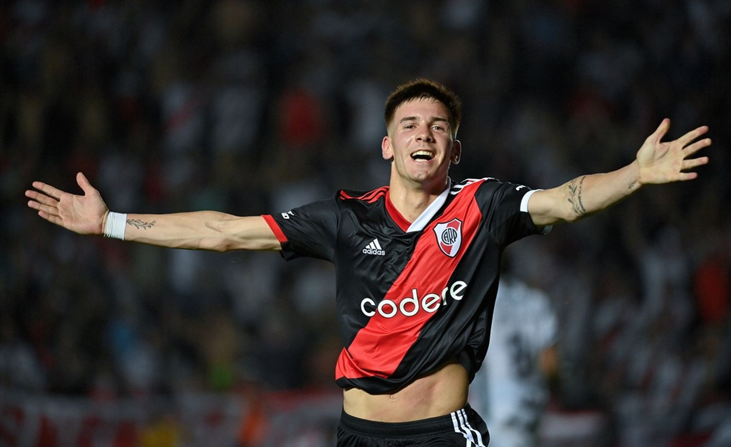 Mastantuono festeja su gol, el segundo de River.