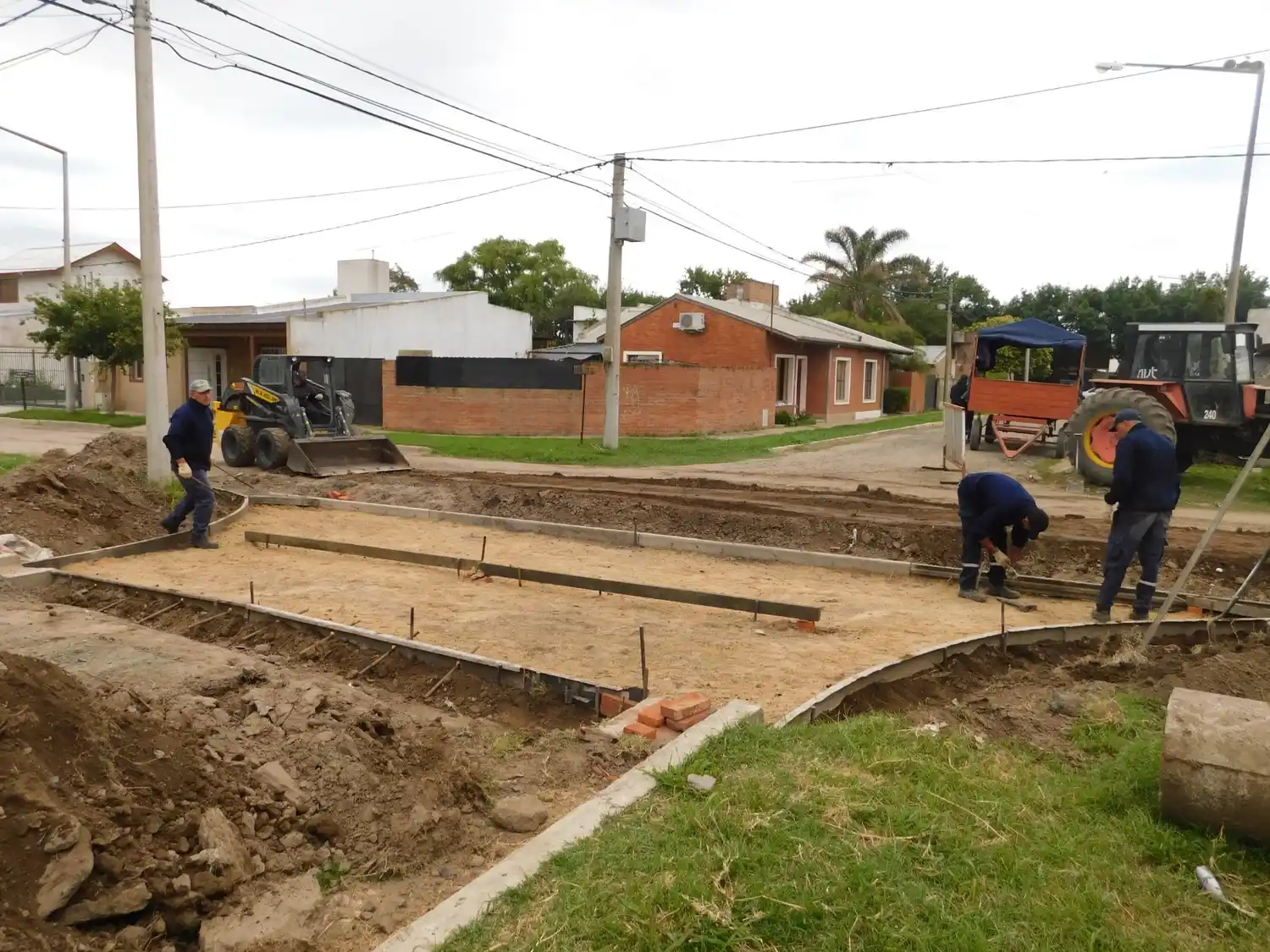 Las cuadrillas trabajan en el armado de la aleta de hormigón.