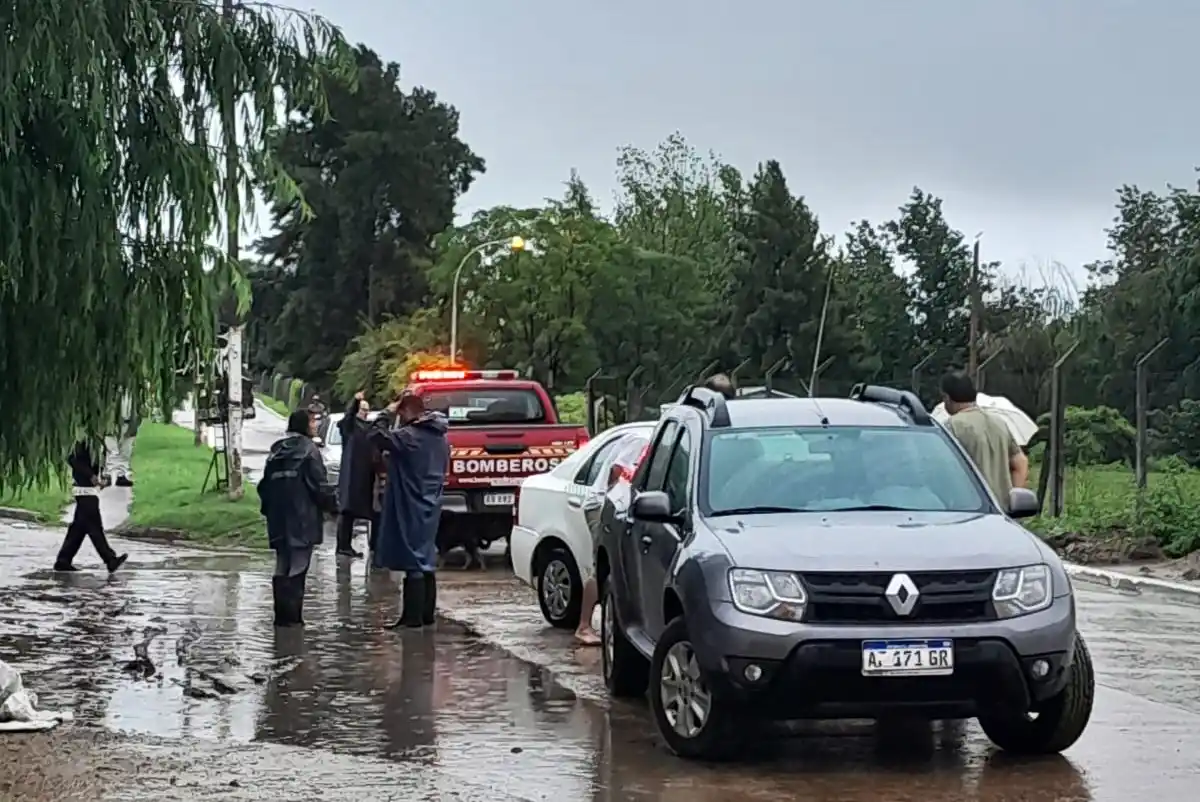 bajada al puerto derrumbe personal municipal