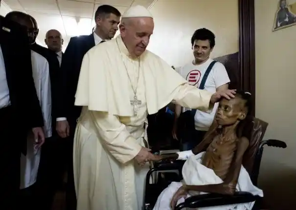 Impactante foto del Papa Francisco en un hospital de África 
