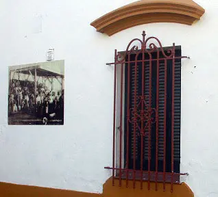 Exponen fotos en el exterior del edificio del Museo Histórico