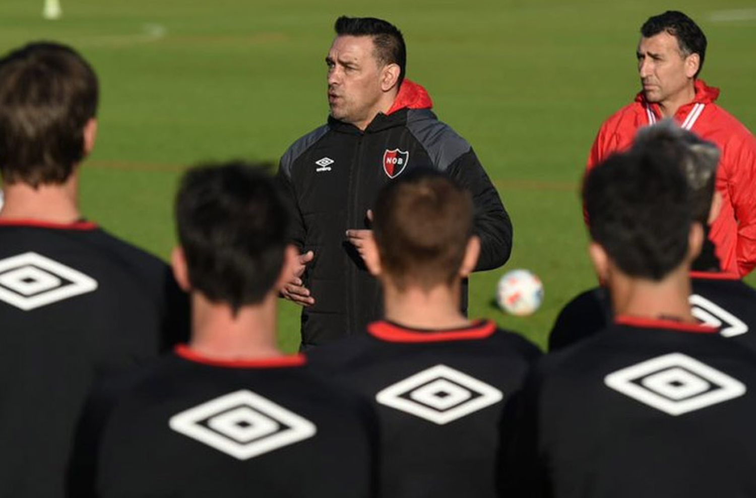 Puso primera: Fernando Gamboa arrancó su segundo ciclo como entrenador de Newells