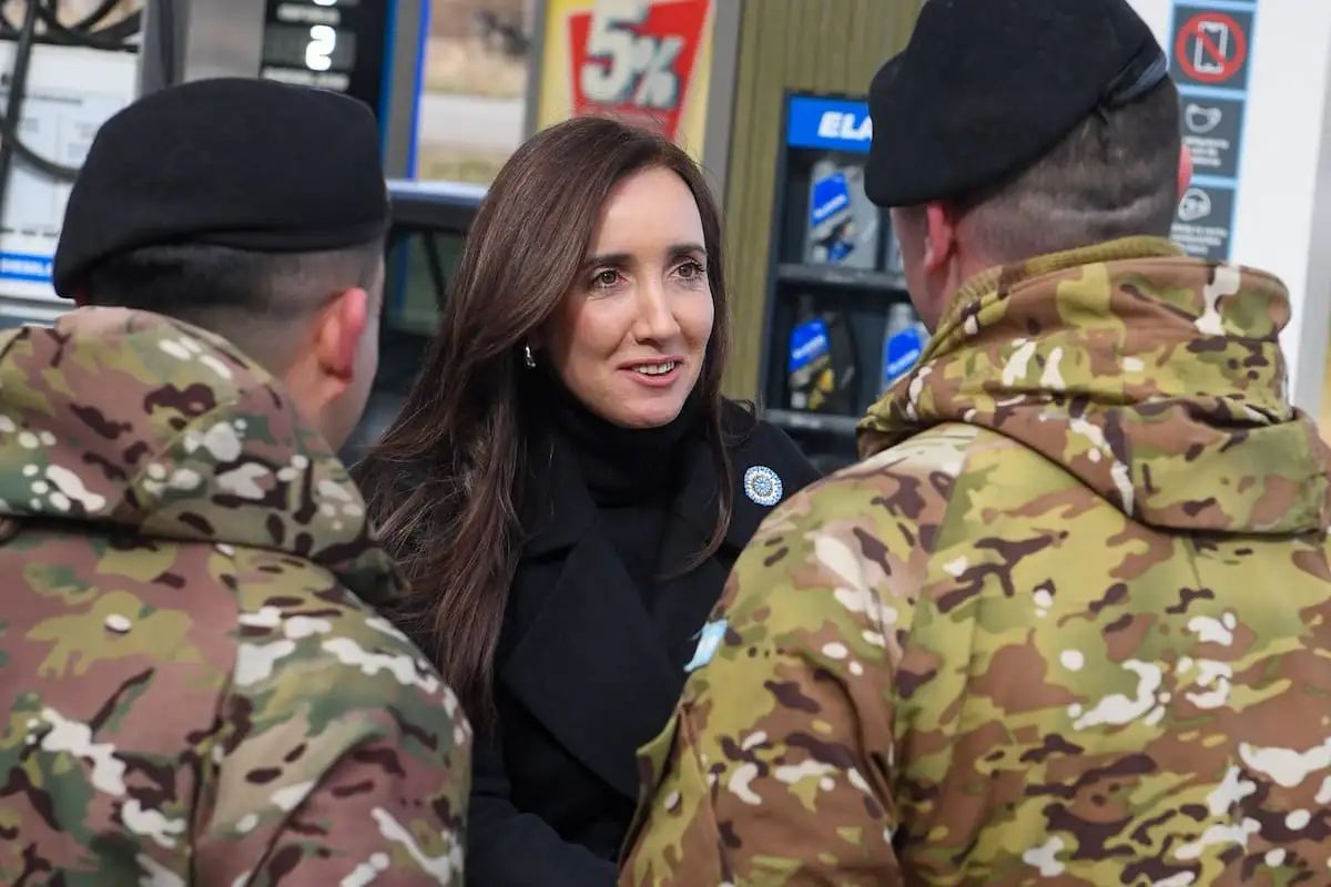 El antecedente señalado es el 12 de enero pasado, cuando Domine recibió a la vicepresidenta Victoria Villarruel en el regimiento durante su recorrida por la zona de emergencia, en pleno combate contra los incendios que afectaron al Parque Nacional Los Alerces.