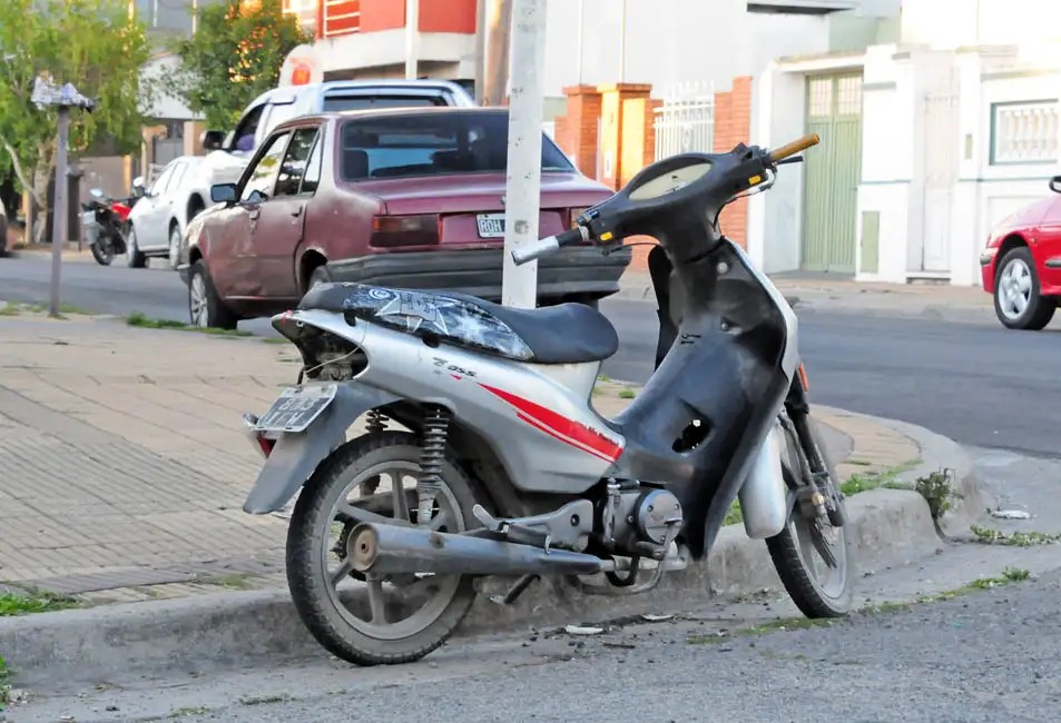 Una motociclista y su hija sufrieron heridas 