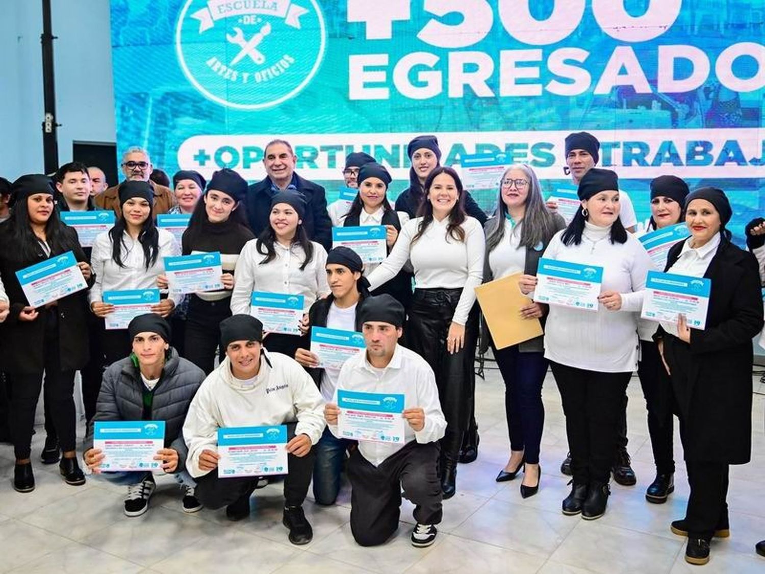 Jofré entregó certificados a egresados
del 1.er Ciclo la Escuela de Artes y Oficios