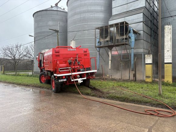Susto por un incendio en una planta de acopio en de la región: tuvieron que intervenir los bomberos