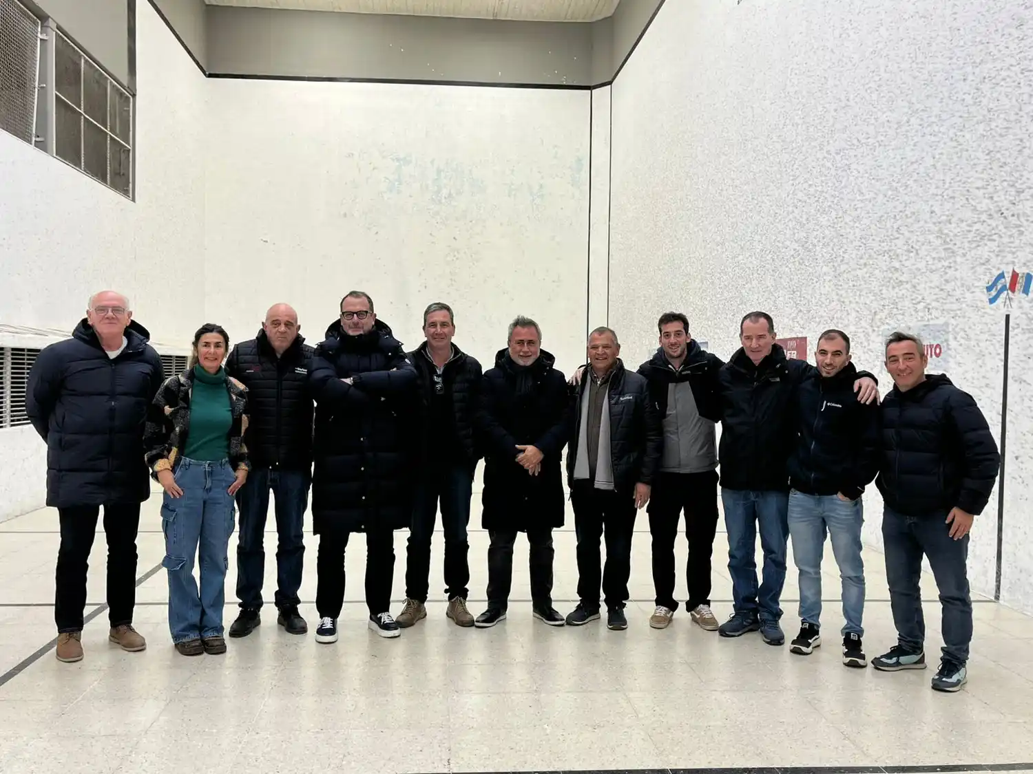 Autoridades nacionales e internacionales y dirigentes de las distintas instituciones venadenses posando en la foto final.