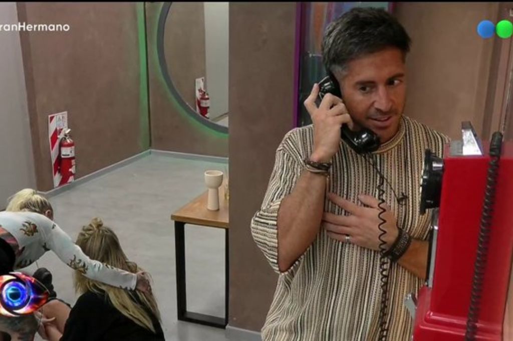 El beneficio de Juan Pablo por atender el teléfono rojo