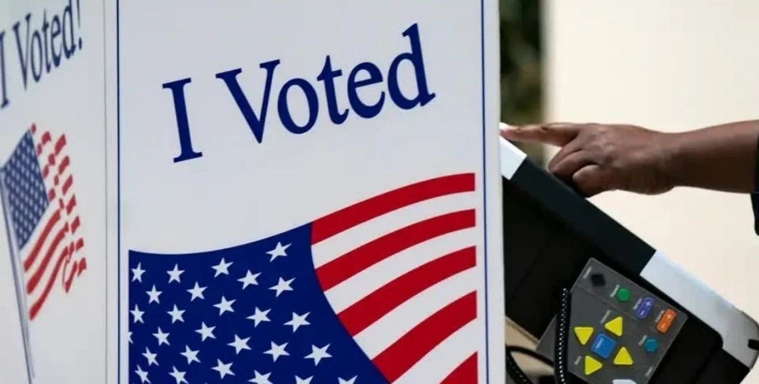 Acompañada por el lema "Yo Voté", una persona ejerce su derecho a voto en forma anticipada en un Centro de Votación en Carolina del Sur, Estados Unidos. Allison Joyce/AFP/DW