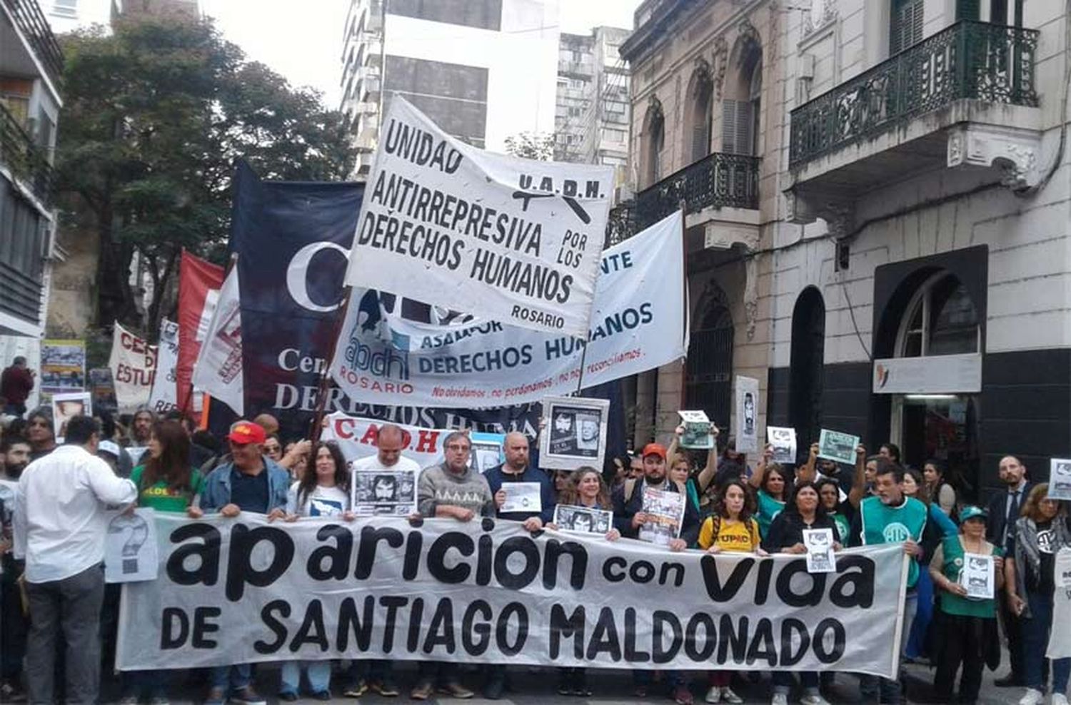 A dos meses de su desaparición, Rosario marcha por Santiago Maldonado