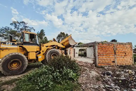 Demolieron un búnker de drogas en Las Dalias y detuvieron a un hombre