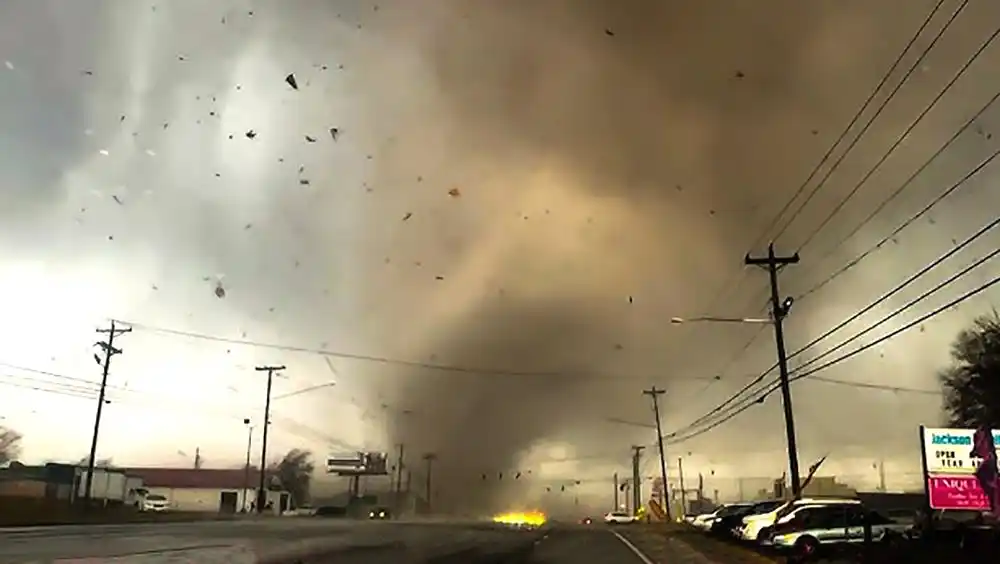 El sábado se reportaron múltiples tornados de larga trayectoria en el noroeste de Tennessee, mientras la amenaza de tornados en la región continuaba desde Luisiana hasta Kentucky.