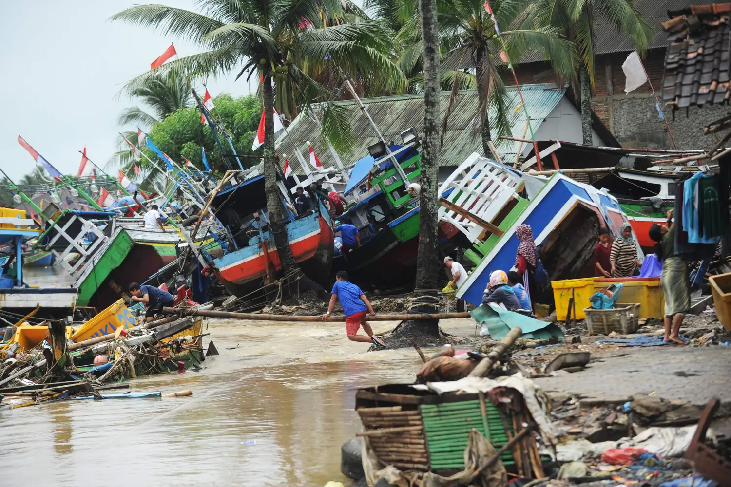 Los sobrevivientes del tsunami en indonesia, víctimas del hambre y las enfermedades