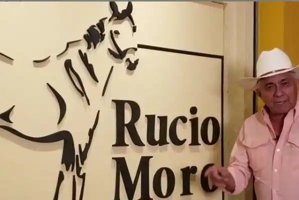 Faes le cae a restaurante de Reynaldo Armas en plena reinauguración