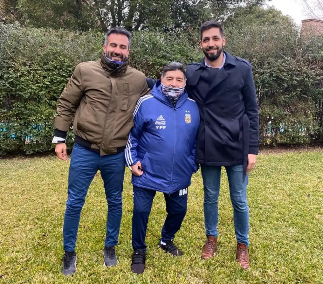 Maradona volvió a patear una pelota tras su operación de rodilla