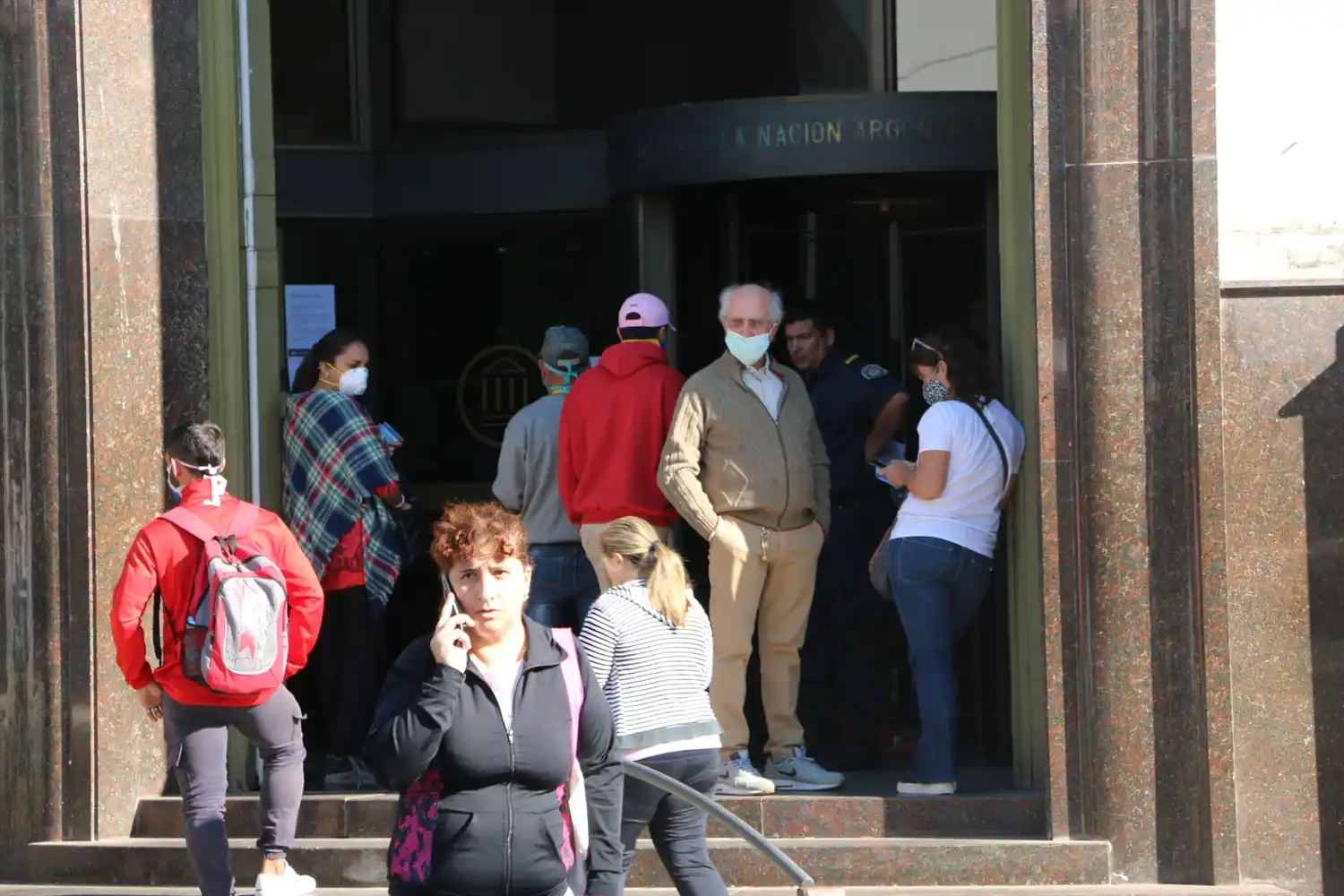 Quiénes cobran este lunes la jubilación y el Ingreso Familiar de Emergencia