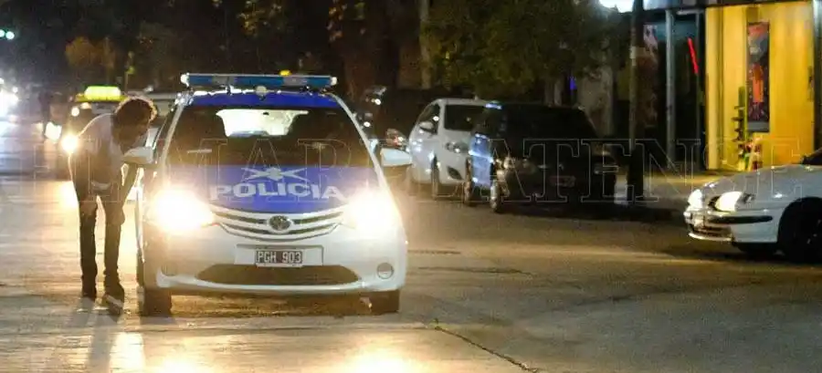 Un hombre armado quiso ocultarse en un arbusto pero lo capturó la policía