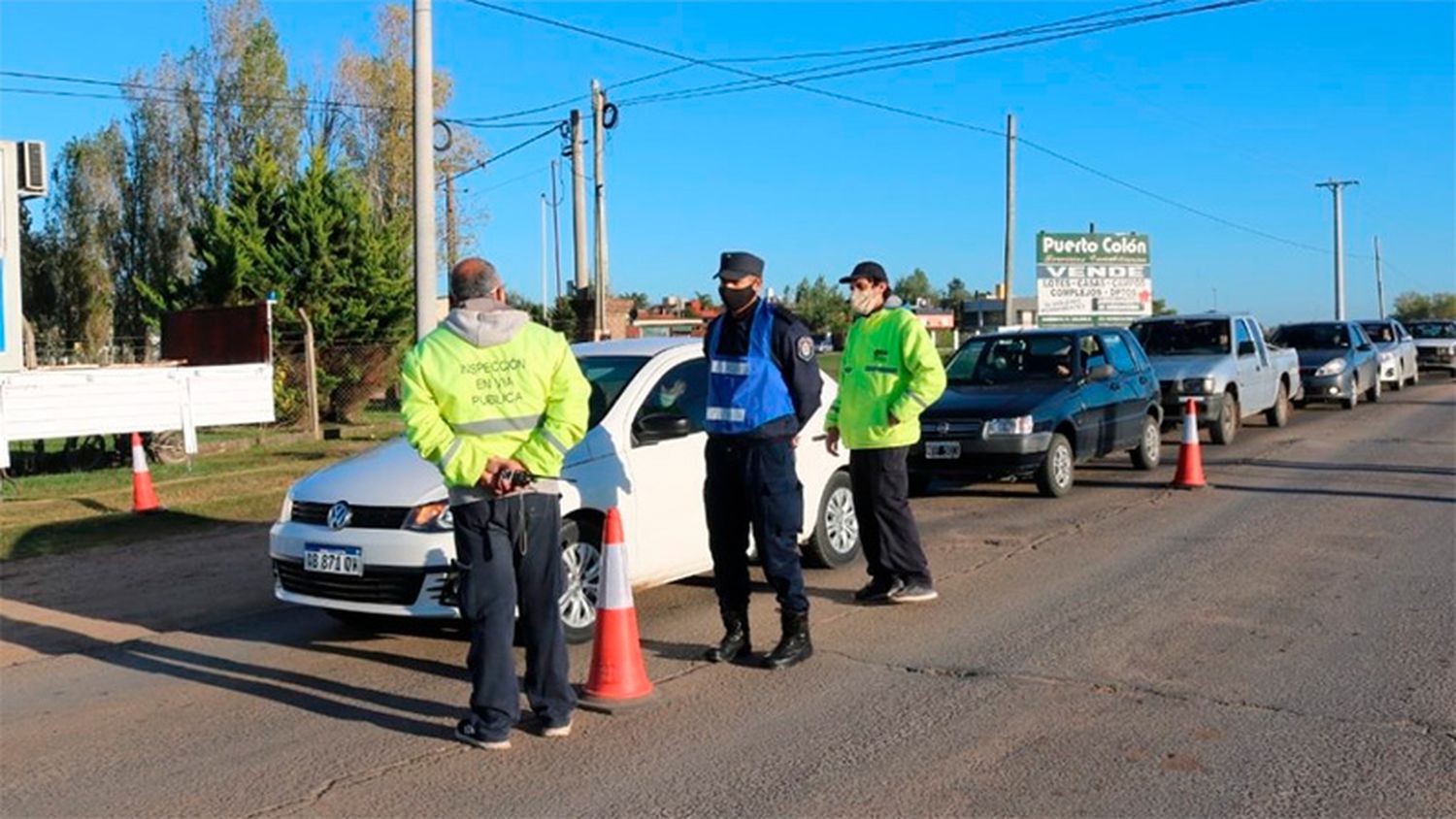 Arrastró 30 metros con su auto a gendarme en el control de acceso y se fugó