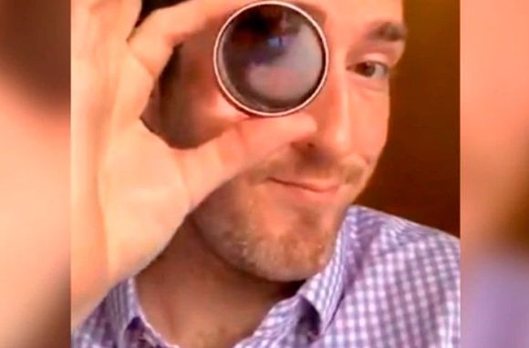 Un oculista es furor en TikTok mostrando como ve el mundo un miope