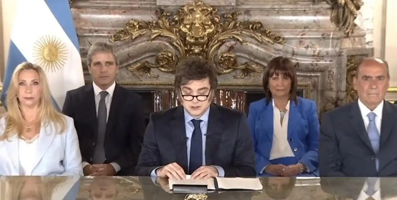 Flanqueado por su hermana Karina y por Guillermo Francos, y acompañado por el resto del gabinete, prometió "motosierra profunda", con miras a un futuro "cada vez mejor", así como pullas al resto de la dirigencia política. NA