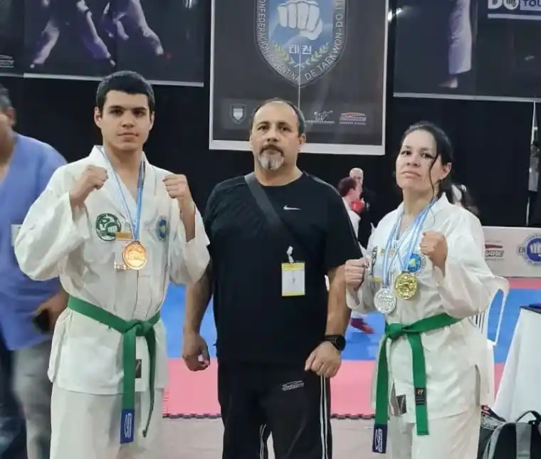Leiva y Villordo, con el profesor, en el torneo de La Matanza.