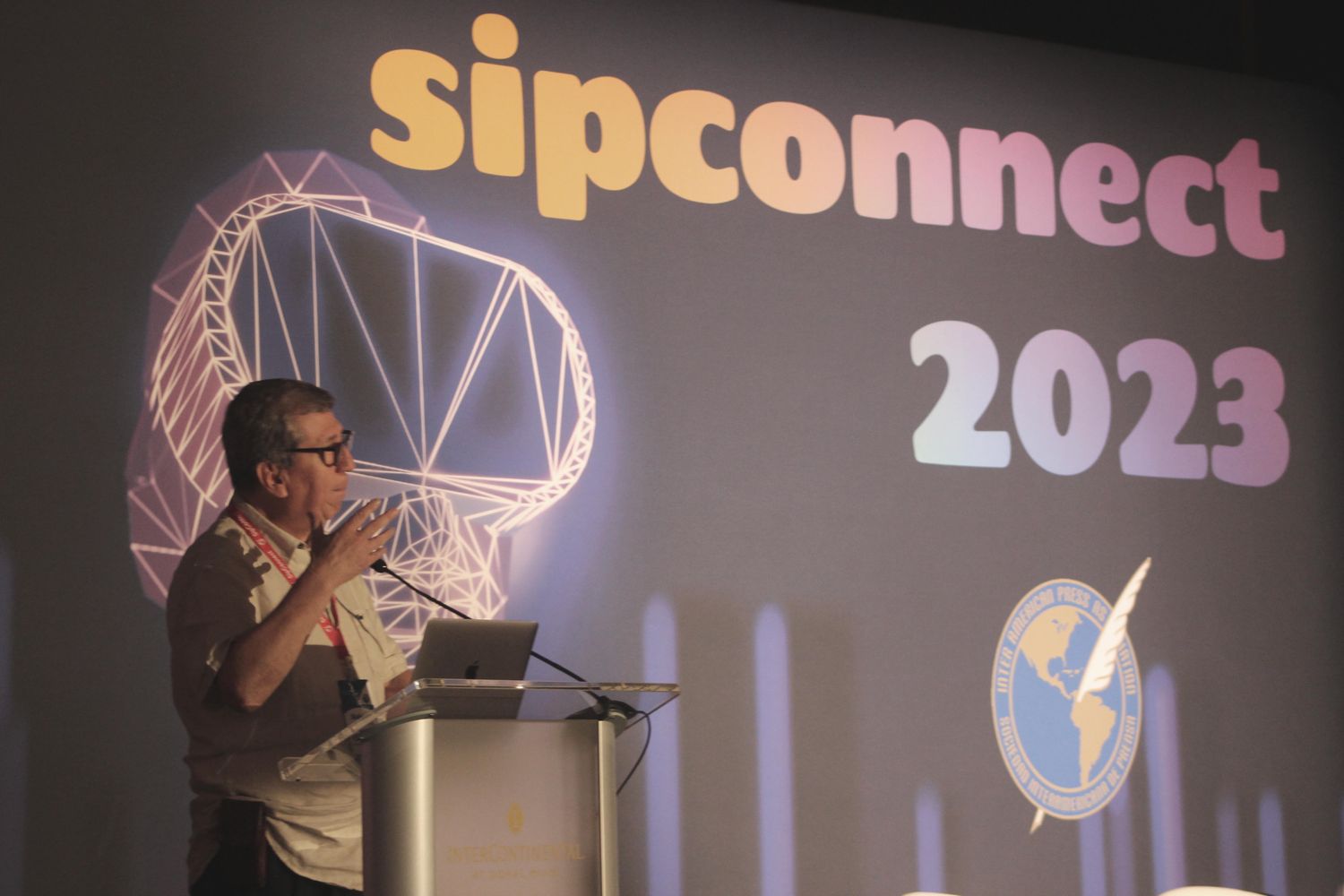 El director de La Silla Rota durante su presentación en la conferencia de medios digitales de la SIP.