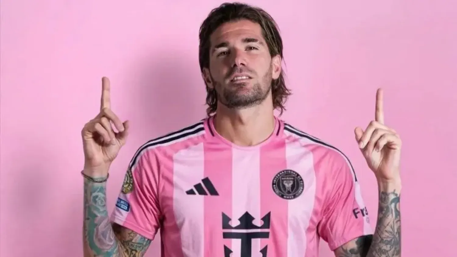 Rodrigo De Paul se viste de rosa.