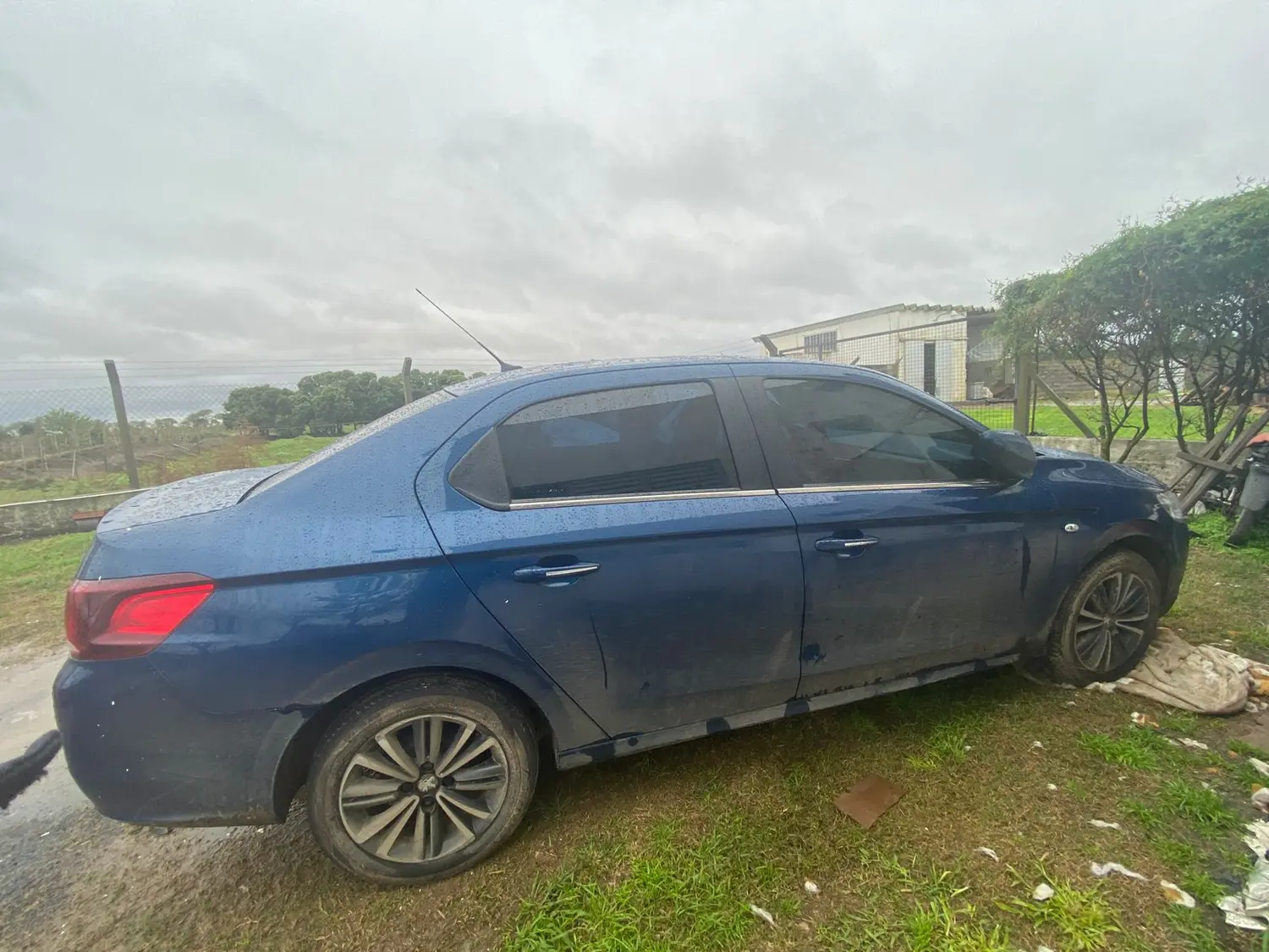 El Peugeot 301 fue hallado a orillas del río, al final del denominado Camino a La Balsa.