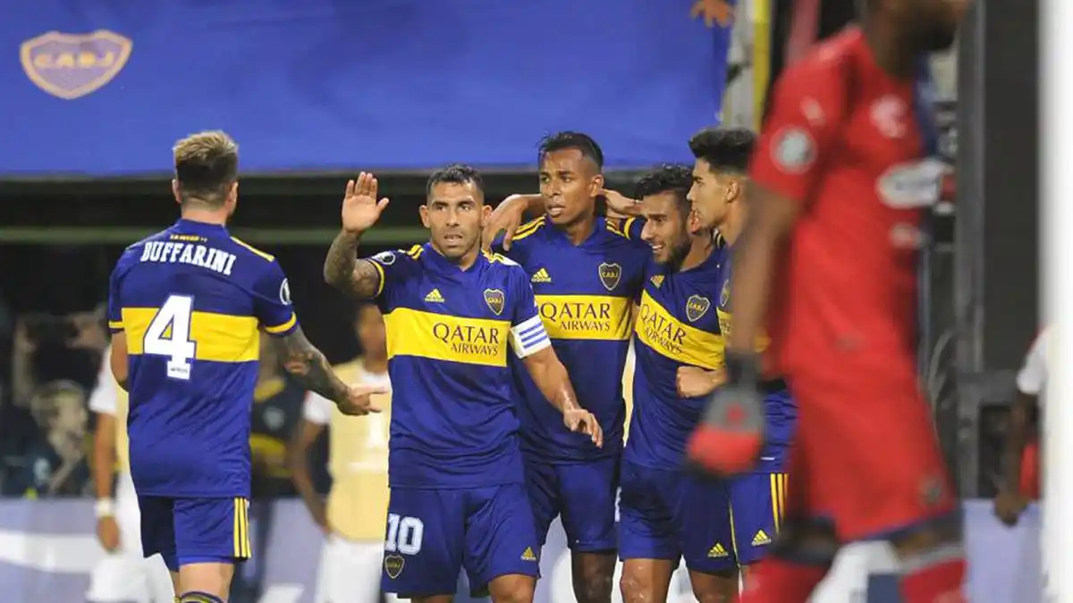 ‘Riquelme y Tevez tienen que arreglar la situación, los demás son de palo’