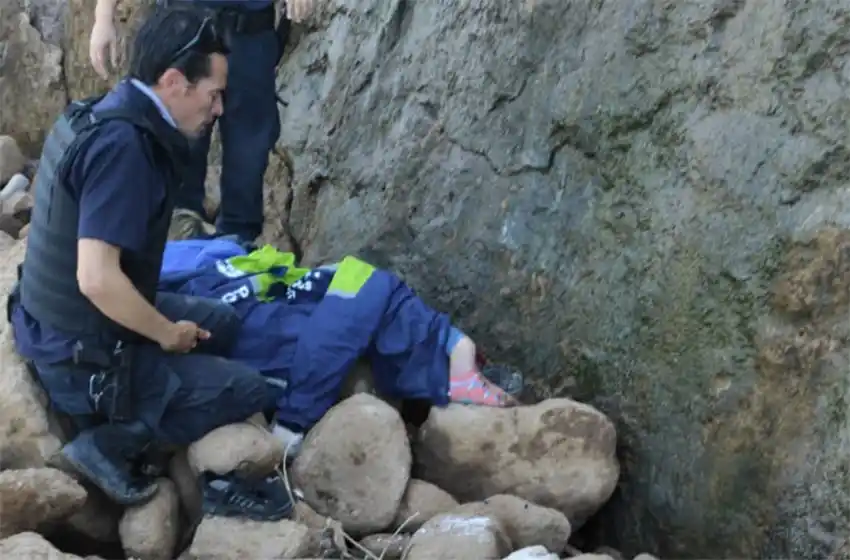 Una pareja se resbaló y cayó a la playa desde un barranco