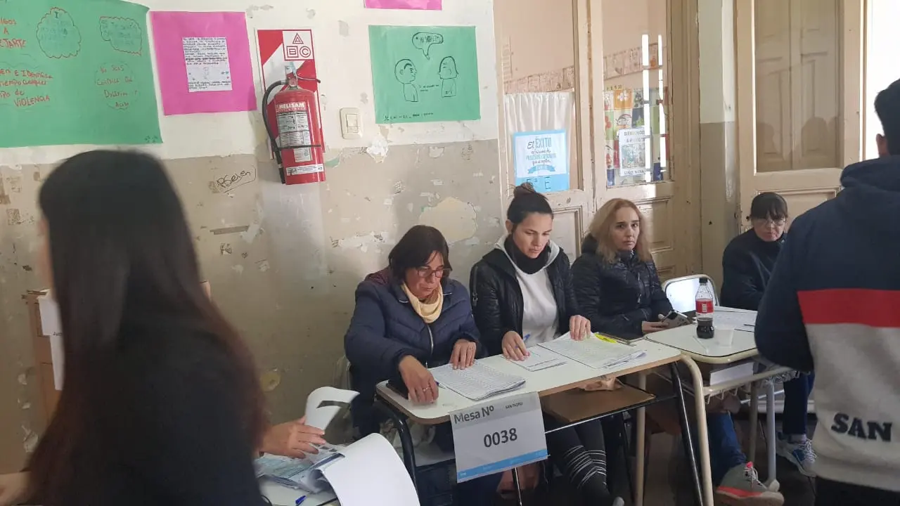 Escuela 1: mesas “atrasadísimas”