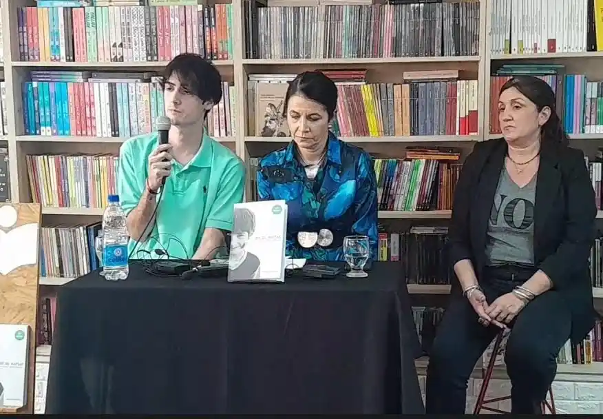 Matías, Erika y la asesora  a nivel legal, durante la charla el sábado.