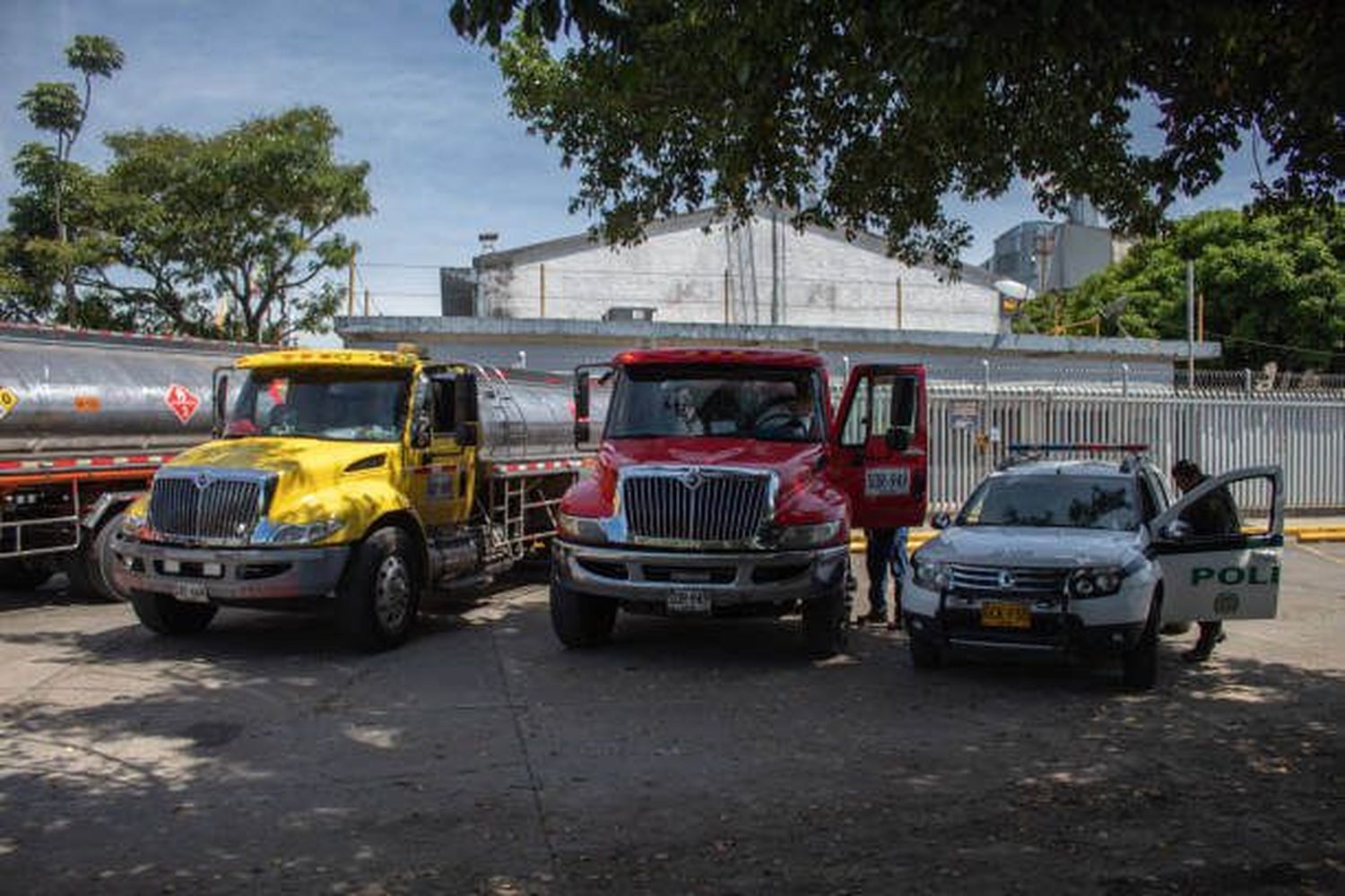 Noche de guerra en Cali con quema de vehículos y un muerto