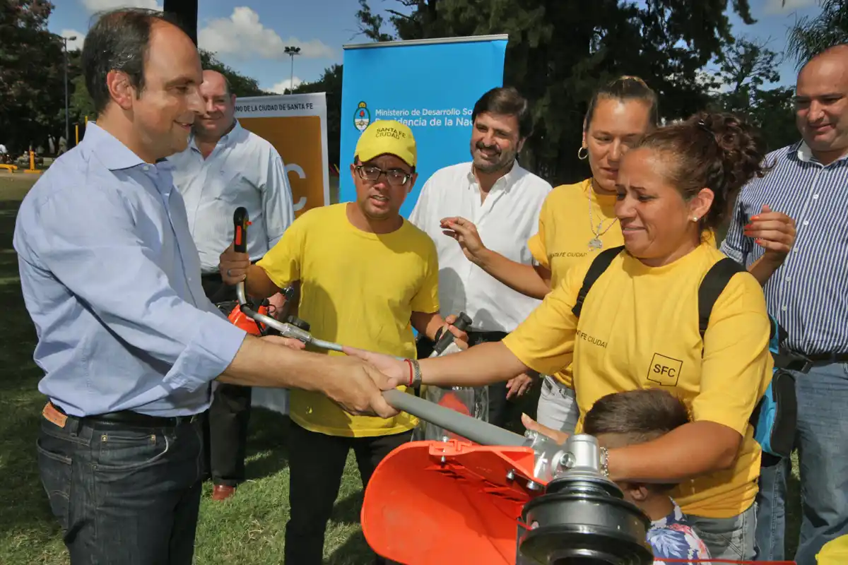 Entregaron herramientas para mantener los espacios verdes