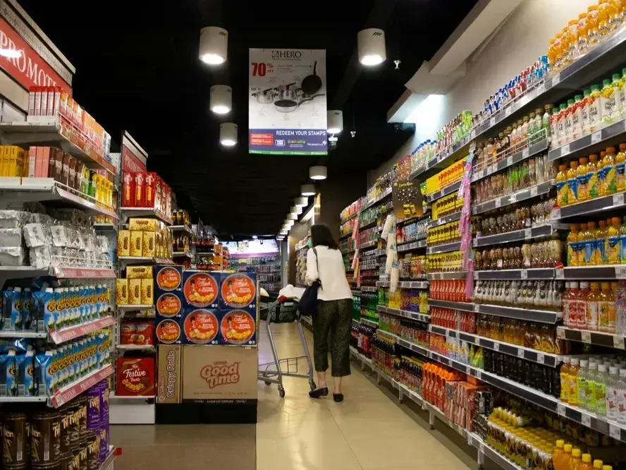 Una persona en un supermercado mayorista.