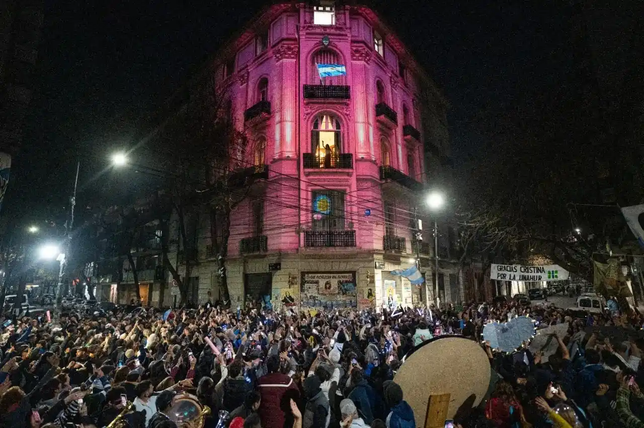 Un intendente bonaerense proyectó la Casa Rosada sobre el edificio donde vive Cristina Kirchner