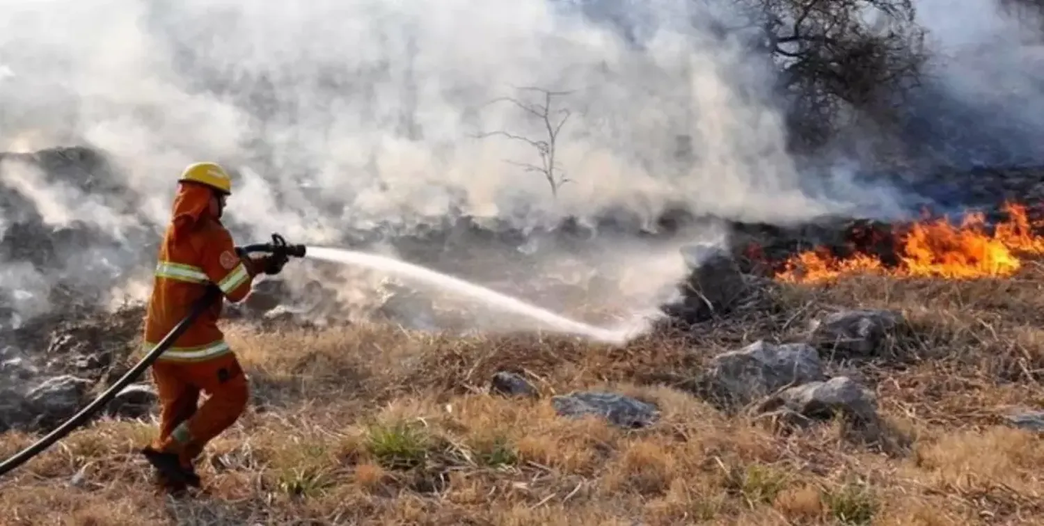 Incendio forestal en Traslasierra: bomberos trabajan en el lugar