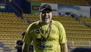 Diego Maradona fue expulsado y festejó con alto baile el primer triunfo de Dorados 