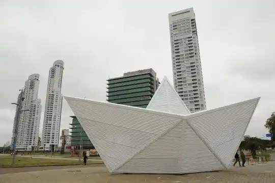 En Rosario, el Barquito de Papel se ilumina de color rosa