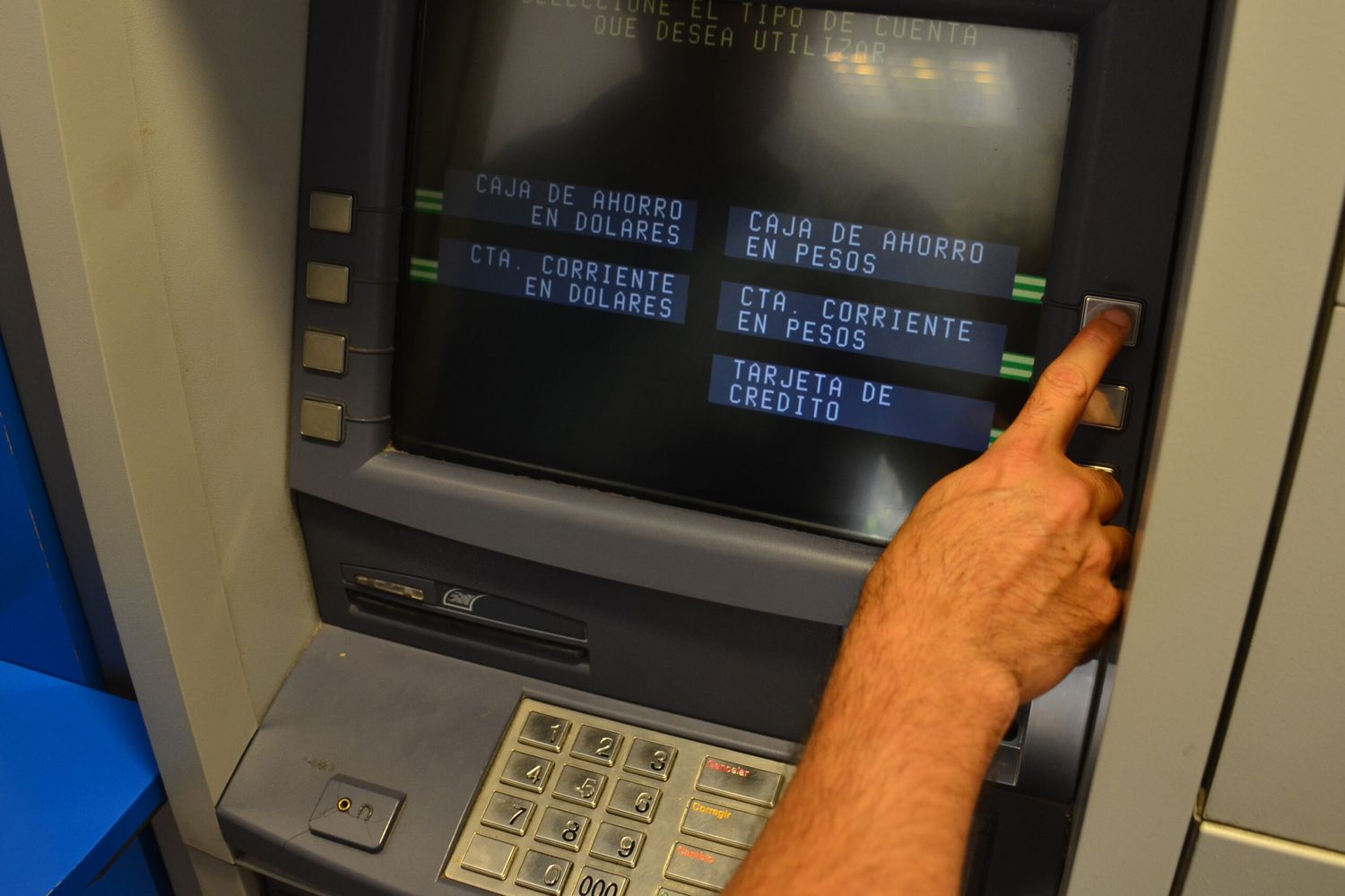Autorizan un aumento en las comisiones que cobran los bancos y se termina la gratuidad en el uso de cajeros automáticos