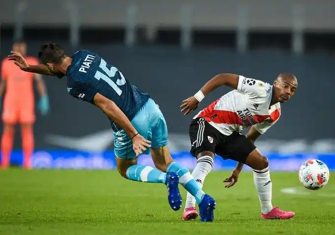 River no pudo quebrar a Racing en el Monumental y el clásico terminó 0-0