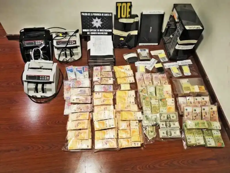 Millonarios allanamientos en financieras céntricas por la venta de dólares a narcos